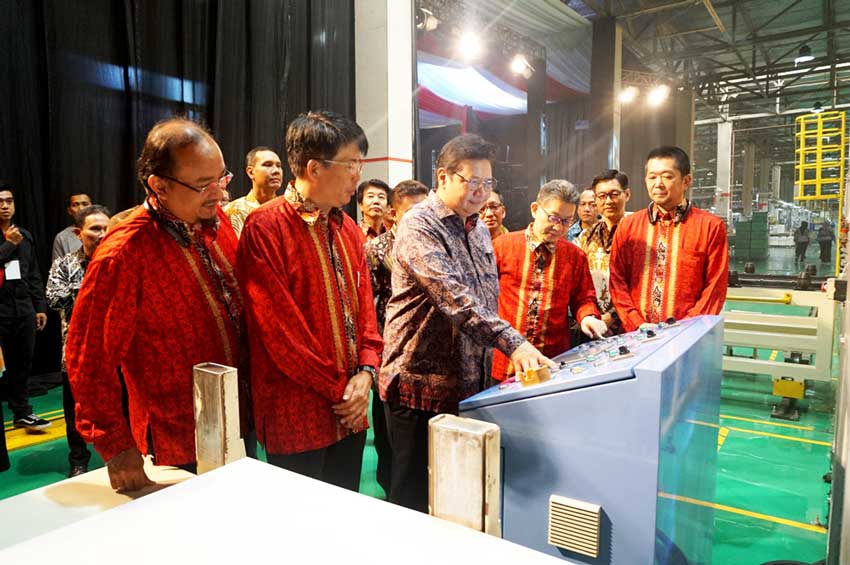 sharp-menteri-ke-pabrikK.jpg